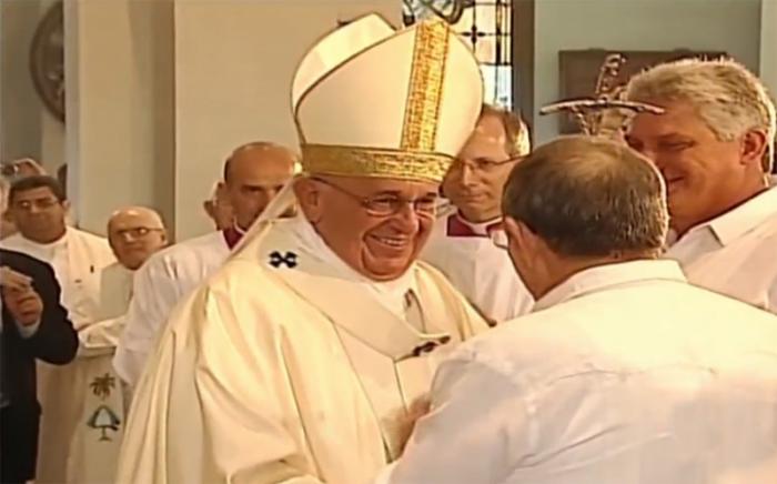 El Papa saluda a las autoridades del gobierno cubano. 