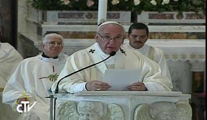 El Papa lee la homilía. (Foto: twitter de Paloma G. Ovejero)