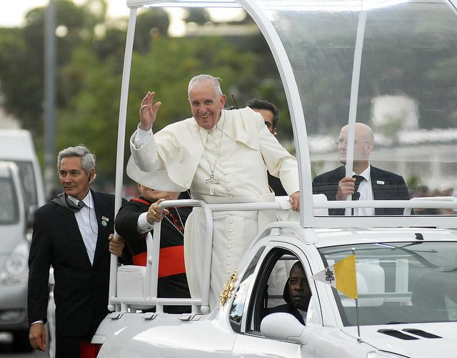 El Papa llega a la plaza de Holguín. (Foto: twitter de Rosa Miriam Elizalde)