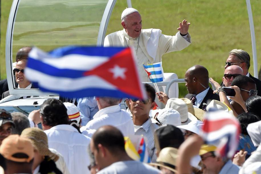 El Papa recibe el cariño de Holguín. (Foto: Vatican Insider)