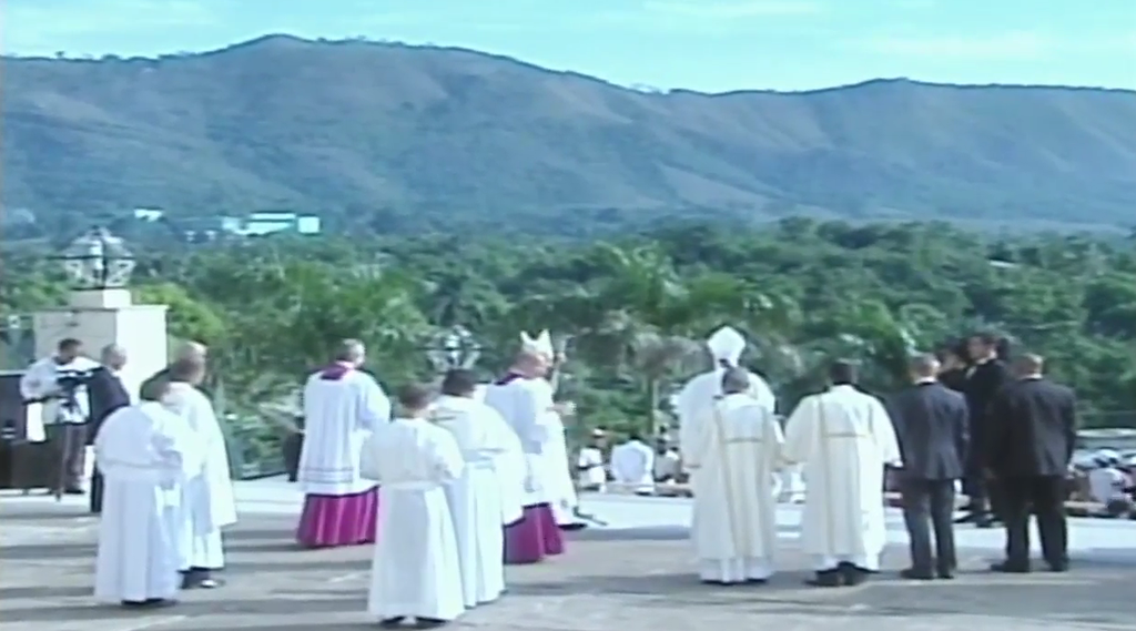 El Papa se dirige a los fieles congregados fuera del templo. (Foto: Twitter)
