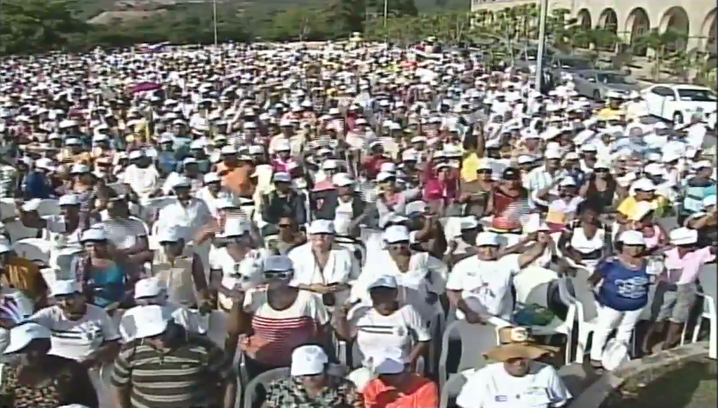 Fieles congregados fuera del santuario. 