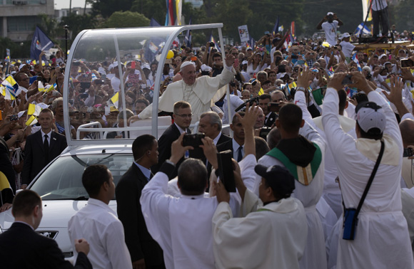 El Papa recibe muestras de cariño por parte del pueblo cubano. (Foto: Ismael Francisco / Cubadebate)