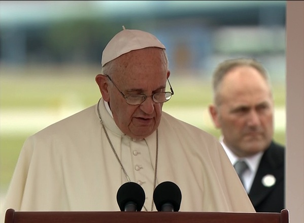 El Papa se dirige a Cuba durante la ceremonia protocolar de bienvenida.