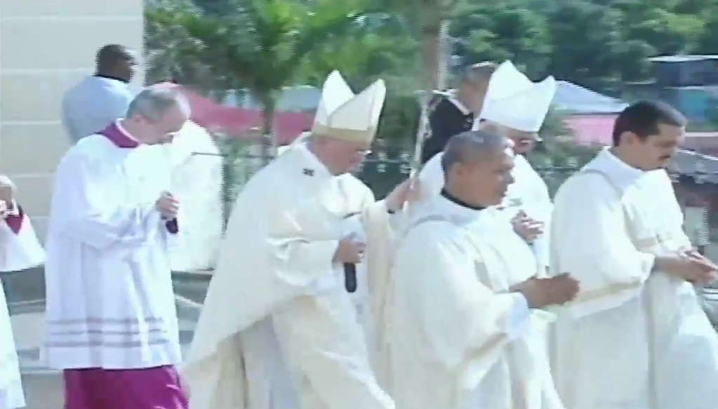 El Papa se dirige a los fieles congregados fuera del templo. (Foto: Twitter)