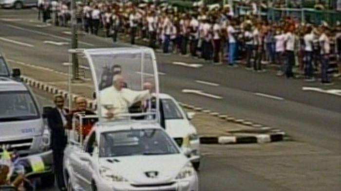 El papamóvil, hecho en Cuba, conduce al Sumo Pontífice por las calles de La Habana.