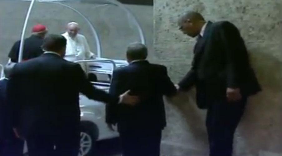 El Papa inicia su recorrido por las calles de La Habana.