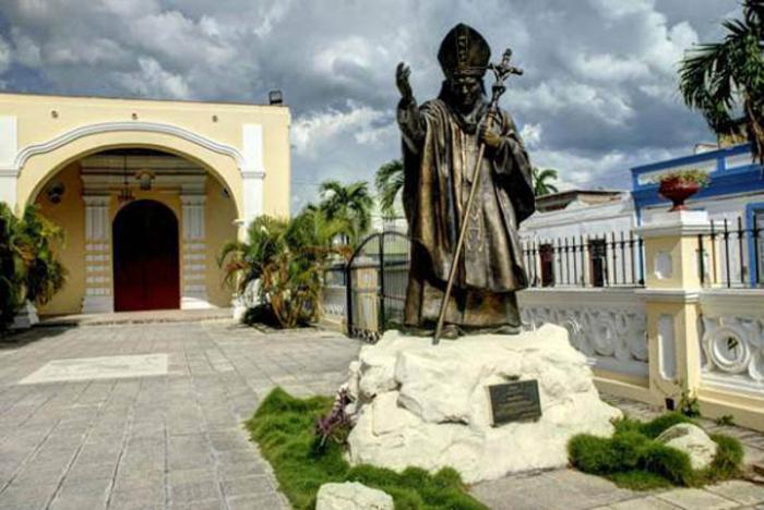 Monumento a San Juan Pablo, ubicada en el atrio de Catedral de San Isidoro de Holguín. (Granma)
