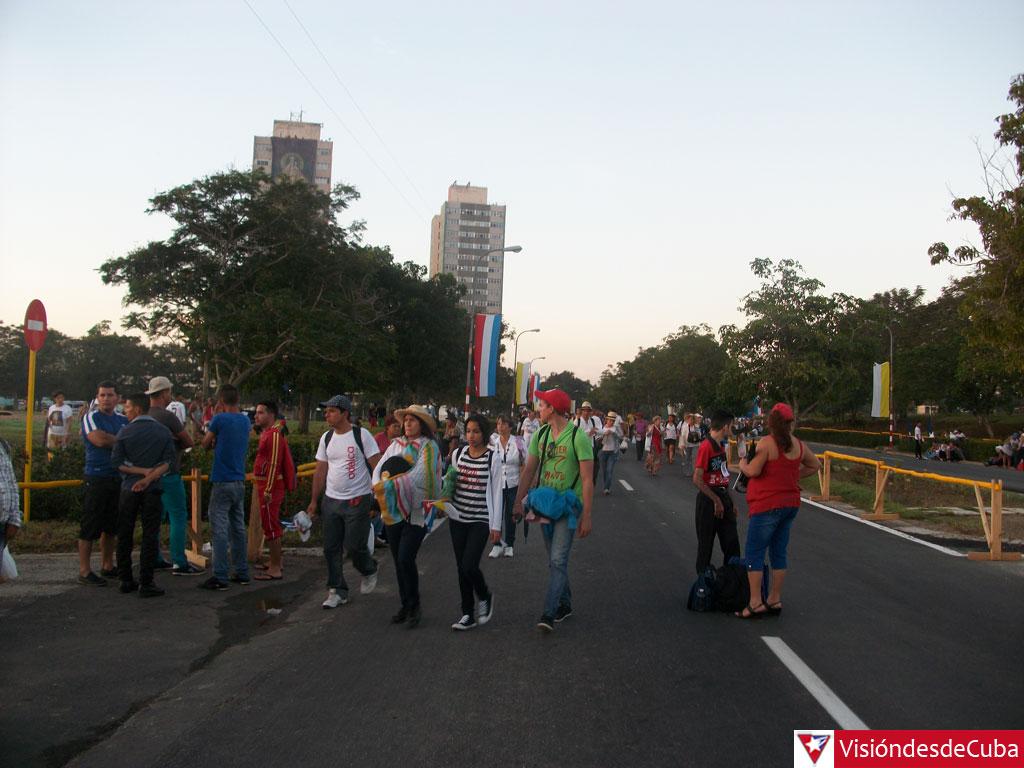 Feligreses rumbo a la Plaza Calixto García, de Holguín. (Foto: @visiondesdecuba)