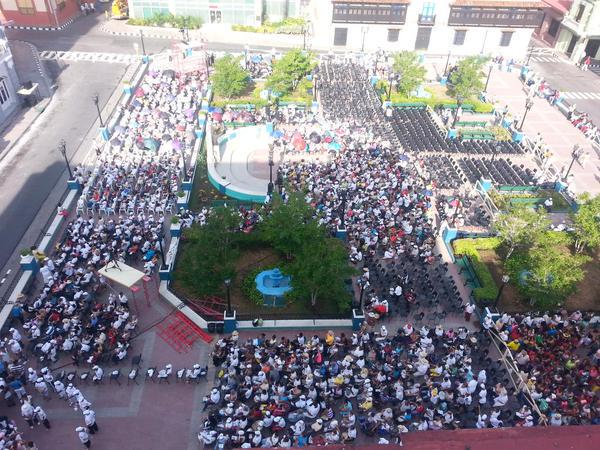 Plaza frente a la Catedral de Santiago de Cuba, completamente llena.