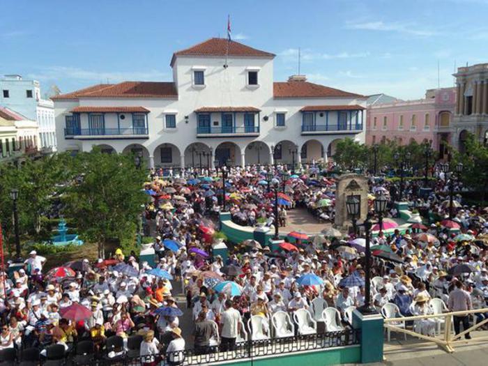Plaza frente a la Catedral de Santiago de Cuba, completamente llena.