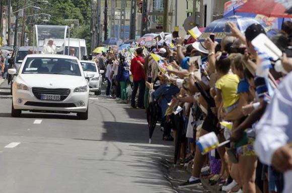 El Papa Francisco recibe el cariño del pueblo holguinero  a su paso por la ciudad. (Foto: AIN)