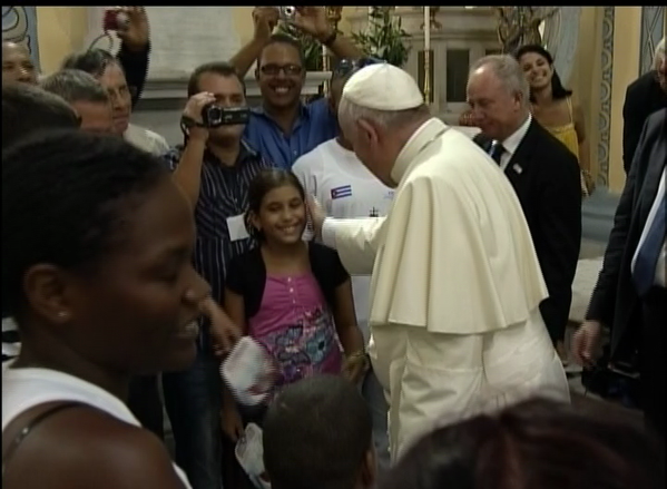 El Papa saluda a los feligreses reunidos en la Catedral.