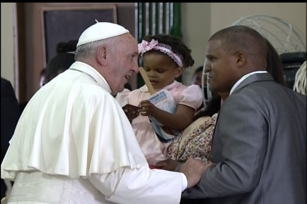 El Papa saluda a la familia que leyó su testimonio.