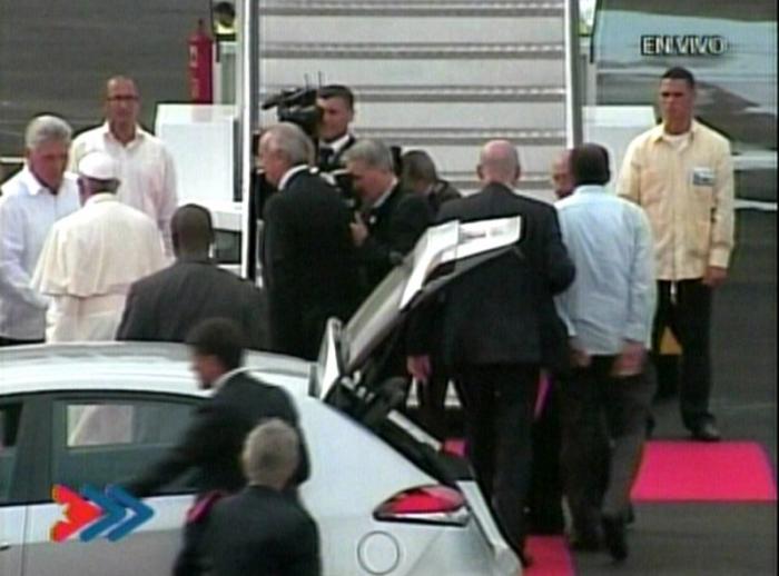 El Papa aborda el avión rumbo a Santiago de Cuba. (Foto: captura de la TVC)