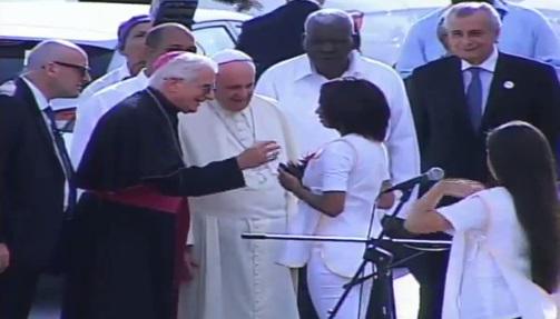El Papa le pide al coro que cante de nuevo. (Foto: captura de TVC)