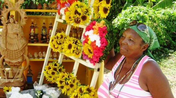 Pobladores de El Cobre esperan con ansiedad la bendición del Papa. (Foto: Cubadebate)