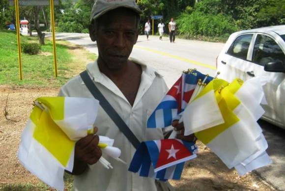 Pobladores de El Cobre esperan con ansiedad la bendición del Papa. (Foto: Cubadebate)