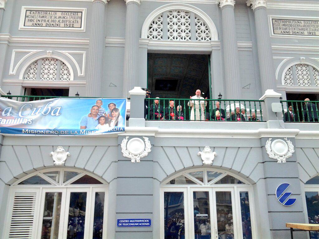 El Papa Francisco bendice a la ciudad de Santiago desde la Catedral. 