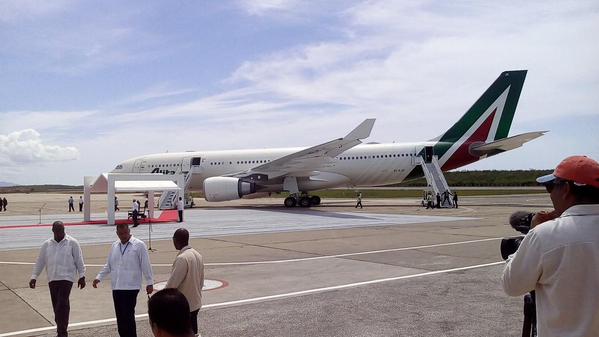 Avión de Alitalia espera al Papa en el aeropuerto de Santiago de Cuba. (Foto: AP)