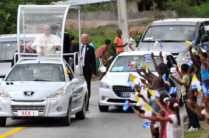 El Papa recibe el cariño de los santiagueros. (Foto: Ricardo López Hevia)