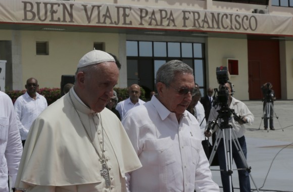 Raúl despide al Papa Francisco en el aeropuerto de Santiago de Cuba. (Foto: Ismael Francisco / Cubadebate)