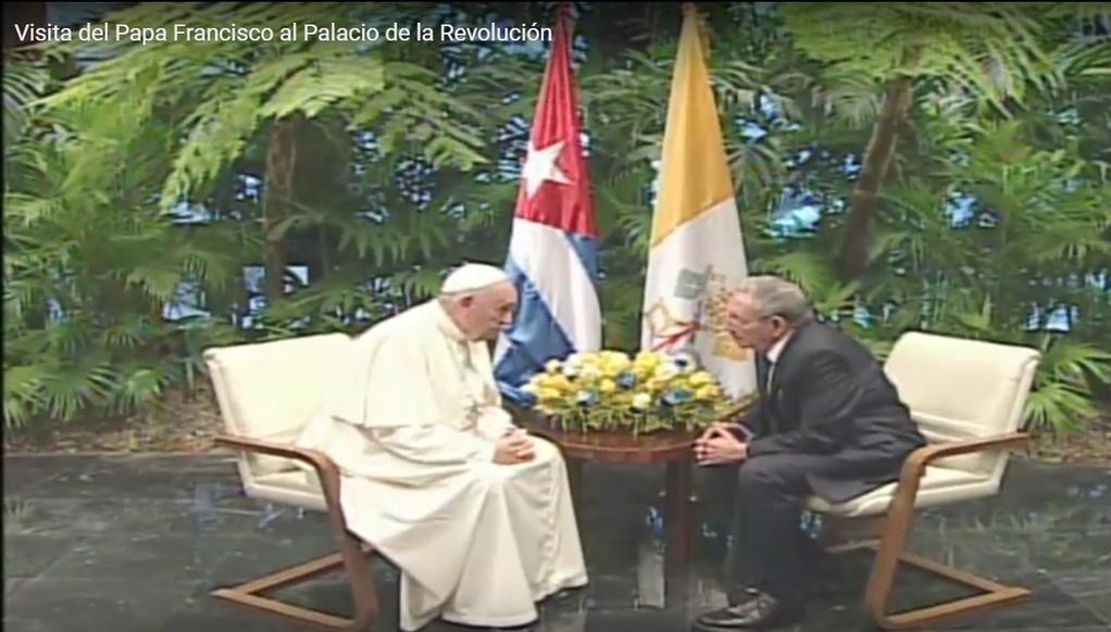 Papa Francisco y presidente cubano intercambian en el Palacio de la Revolución.