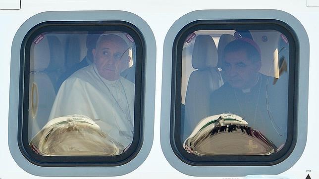 Papa Francisco en la ventanilla del avión que lo trajo a Cuba.