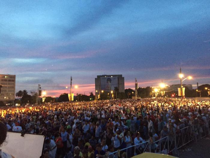 Al amanecer la Plaza de la Revolución estaba casi llena. (Foto: twitter de Andrés Beltrán)