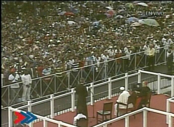 Jóvenes congregados escuchan el mensaje del Papa.