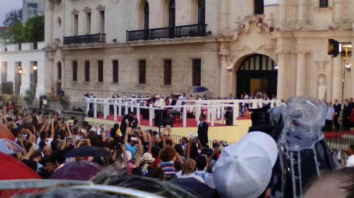 Jóvenes congregados escuchan el mensaje del Papa.