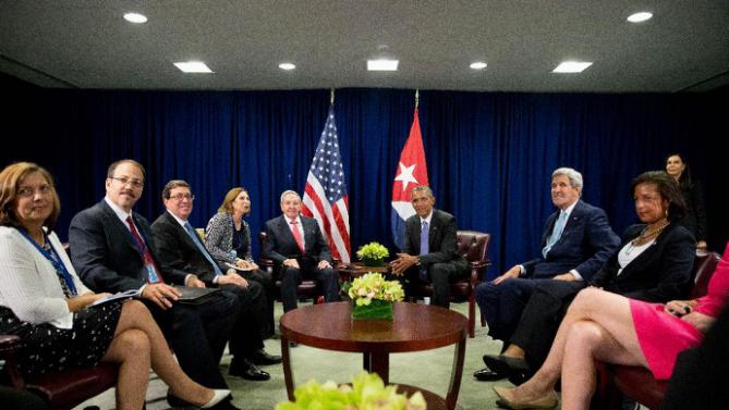 President Barack Obama and Cuban President Raul Castro sit together in front of members of the cuba, estados unidos, raul castro, barack obama, naciones unidas, asamblea general de naciones unidas, bloqueo de estados unidos contra cuba