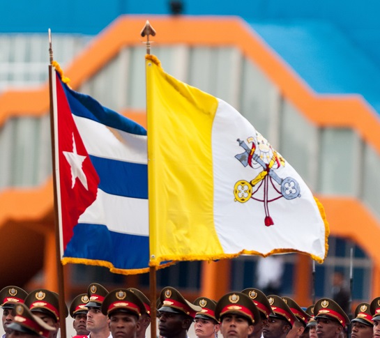 Banderas de Cuba y el Vaticano ondean en el aeropuerto de La Habana. (Foto: Juventud Rebelde)