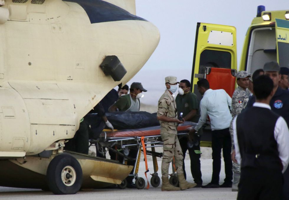 Llegada de los cuerpos de los pasajeros del avión ruso siniestrado al aeropuerto de Suez, Egipto. (Foto: AMR Nabil/AP)