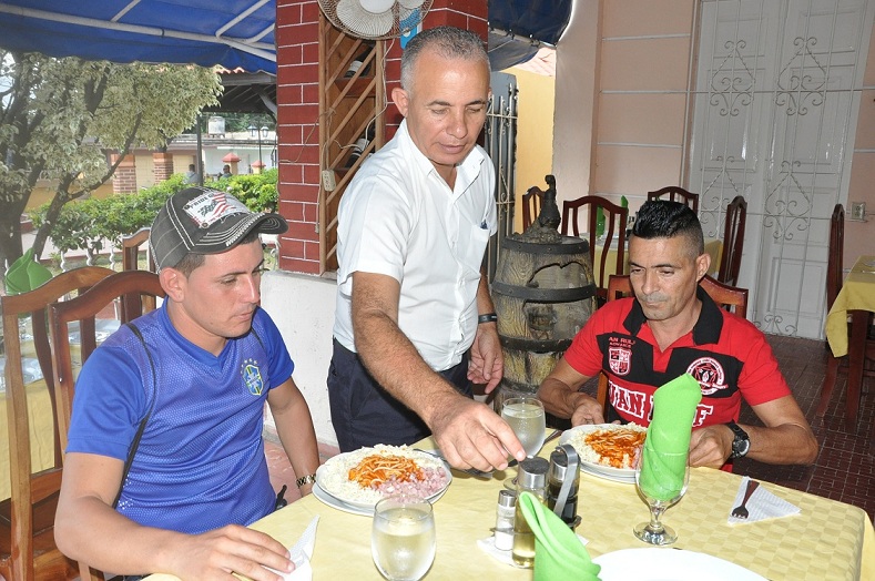 La medida se extenderá a una parte no desestimable de paladares. (Foto: Vicente Brito)