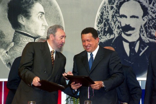  Fidel y Chávez firmaron un acuerdo de cooperación integral, en el Salón Ayacucho del Palacio de Miraflores, el 30 de octubre del 2000. (Foto: Prensa Presidencial)