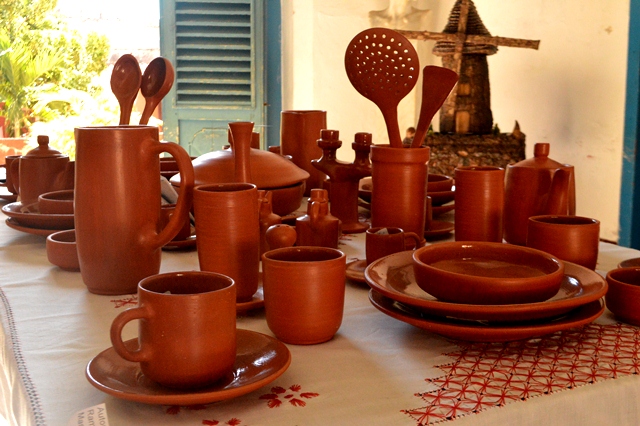 La cerámica traspasó las vasijas para adentrarse en la confección de cubiertos gracias a la inventiva del alfarero Azariel Santander Alcántara. (Foto: Carlos Luis Sotolongo)