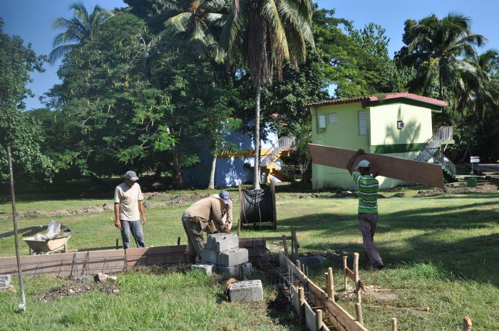 La villa se beneficia con acciones constructivas en la antesala de la temporada alta del turismo. (Foto Vicente Brito)