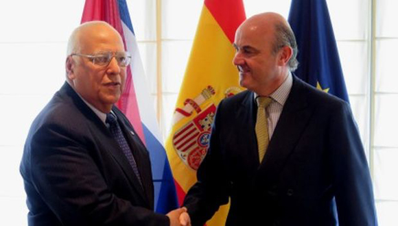 El ministro de Economía español, Luis de Guindos y el vicepresidente cubano Ricardo Cabrisas. (Foto: AFP)