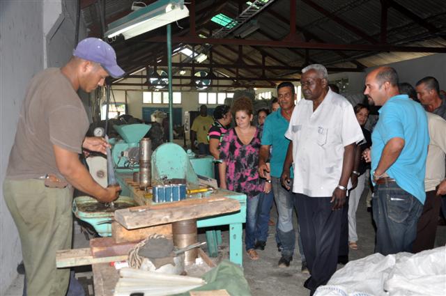 En la Cooperativa No Agropecuaria La Esperanza, Lazo se interesó por los indicadores económicos. (Foto: Vicente Brito)