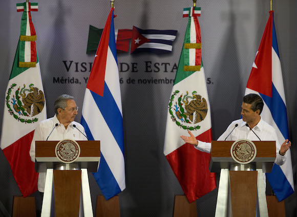 El Presidente cubano Raúl Castro y el mandatario mexicano, Enrique Peña Nieto, en conferencia de prensa este viernes. Foto: Rebecca Blackwell/ AP