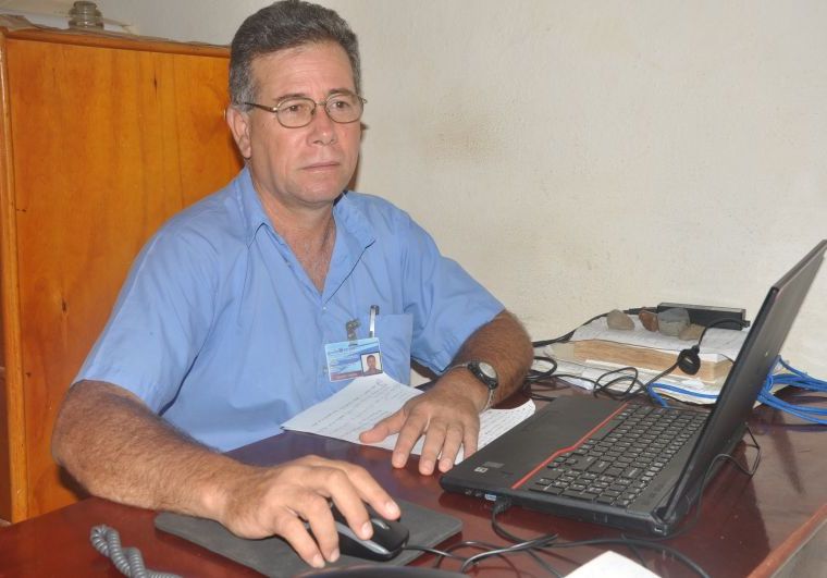 Pablo Hernández, especialista de la Empresa de Aprovechamiento Hidráulico en Sancti Spíritus. (Foto: Vicente Brito/ Escambray)