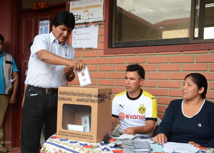 El mandatario asistió a una unidad educativa de la Villa 14 de Septiembre, en Cochabamba. (Foto: ABI)