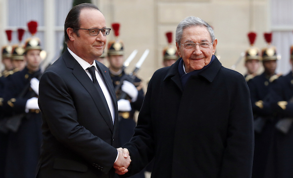 cuba, francia, raul castro, françois hollandence, Monday, Feb. 1, 2016. Cuban President Raul Castro is paying a state visit to France, in the first European foray by a Cuban leader in two decades, as Cuba opens up its economy. (AP Photo/Francois Mori)