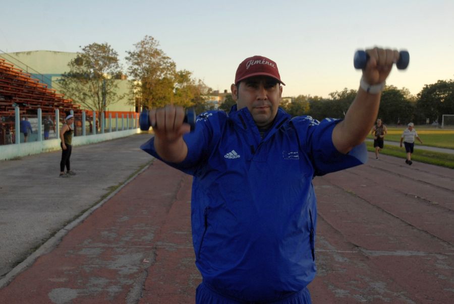 El lanzador espirituano ya realiza sus primeros ejercicios luego de su lesión en Canadá. (Foto: Vicente Brito/ Escambray)