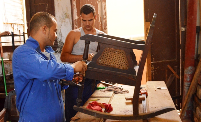 Con una mayor presencia masculina en la actualidad, los aprendices también restauran muebles con alto grado de valor patrimonial.