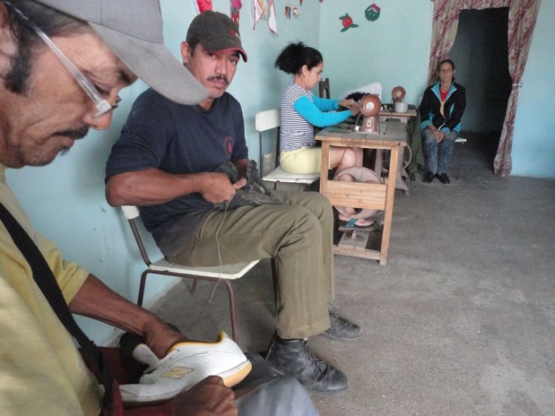 Trabajadores por cuenta propia reunidos en un taller de reparación de calzado y ropa, como está previsto en los planes de tiempo de guerra. (Foto: Luis Herrera Yanes)