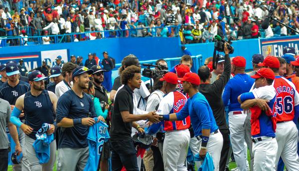 El intercambio de camisetas entre jugadores y directivos de ambas selecciones, puso fin al cotejo. (Foto ACN)