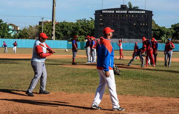 Los integrantes del equipo cubano se alistaron en el estadio Nelson Fernández, de San José. (Foto ACN)