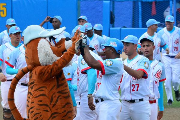 Los Tigres festejan su arrancada triunfal en el duelo ante Industriales. (Foto ACN)